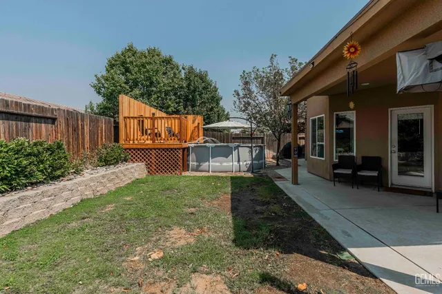 a view of a house with backyard and sitting area