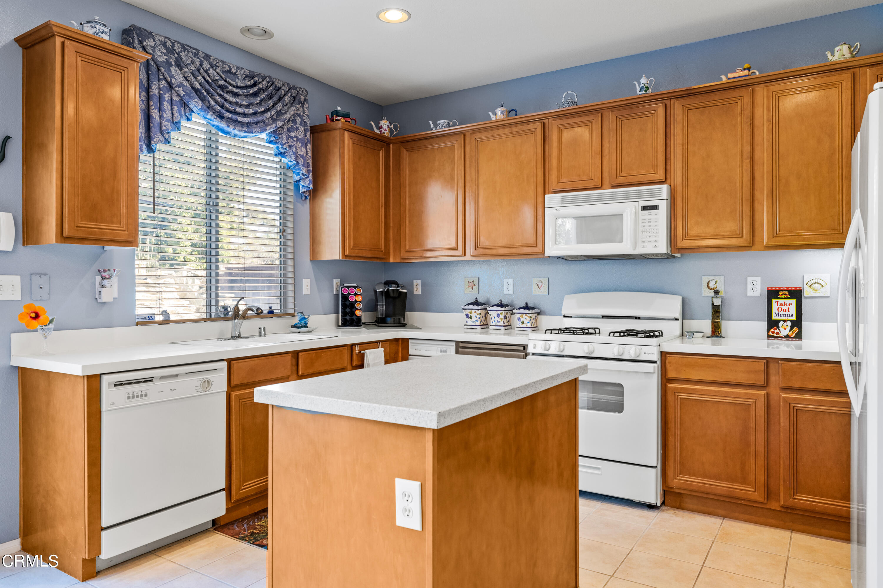 748 Navigator Way Oxnard, CA 93035 - Photo 5 of 26 Kitchen