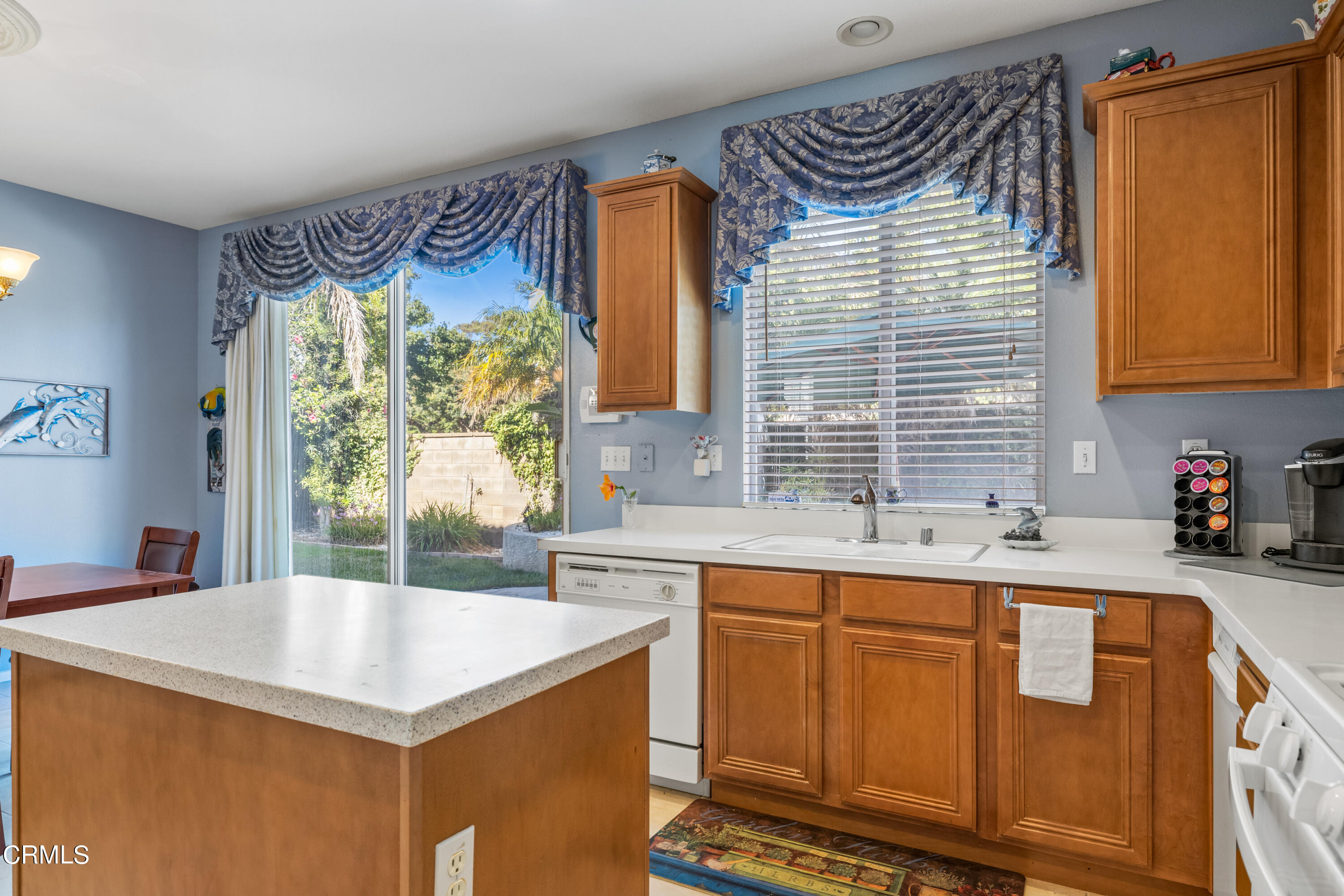 748 Navigator Way Oxnard, CA 93035 - Photo 7 of 26 Kitchen with silder to patio and yard