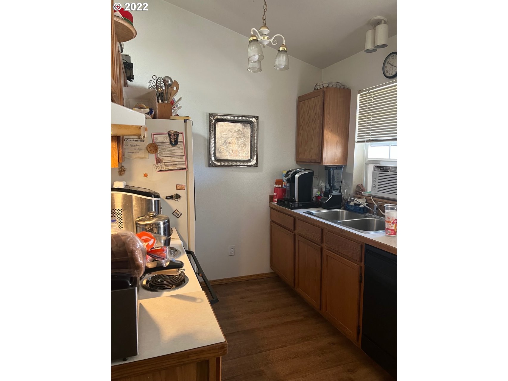 3380 Virginia Avenue Springfield, OR 97478 - Photo 5 of 11 a room with cabinets and window