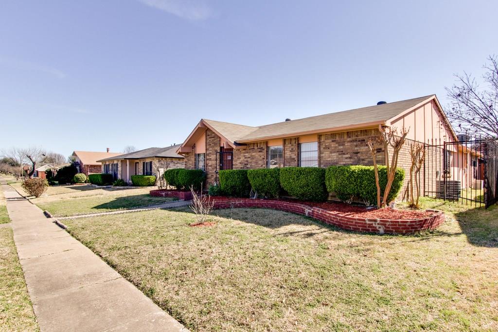 a view of a house with backyard and sitting area