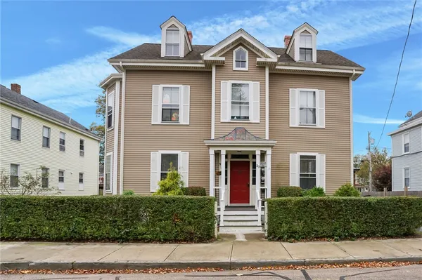 $2,500 | 30 Gould Street, Unit 3, Newport, RI 02840