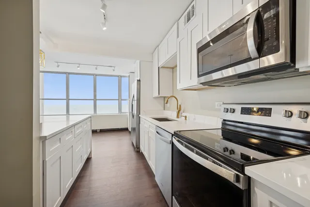 $399,000 | 655 West Irving Park Road, Unit 5202, Chicago, IL 60613