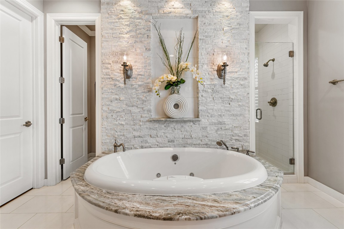 2109 Bancroft Lane Houston, TX 77027 - Photo 28 of 40 a bath tub sitting in a bathroom