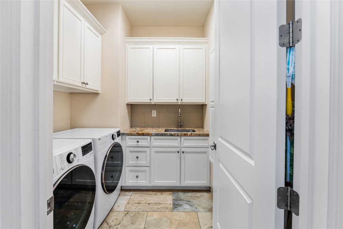 2109 Bancroft Lane Houston, TX 77027 - Photo 38 of 40 a view of a kitchen with washer and dryer