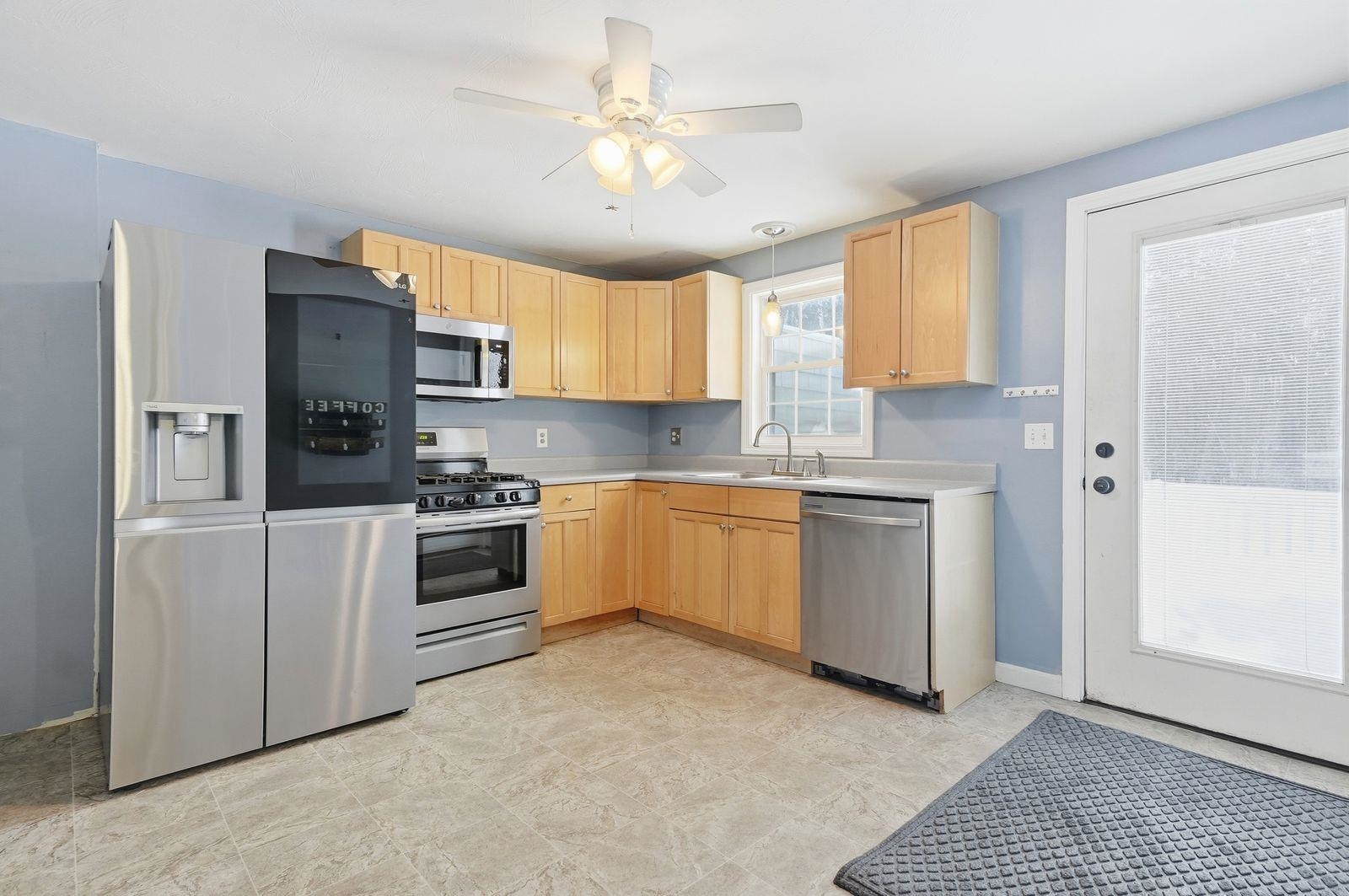 8 Rayes Drive Hudson, NH 03051 - Photo 5 of 28