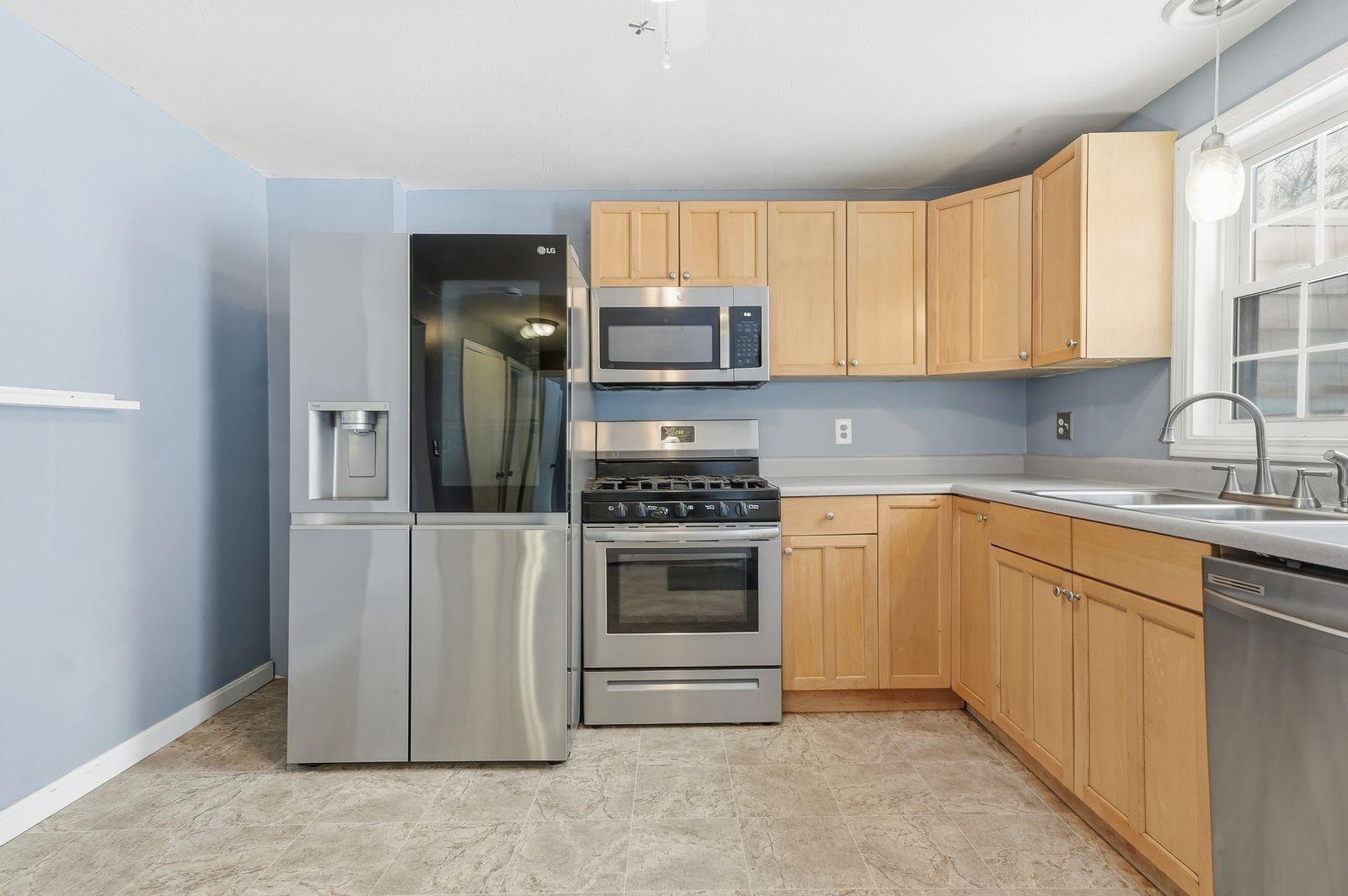 8 Rayes Drive Hudson, NH 03051 - Photo 6 of 28