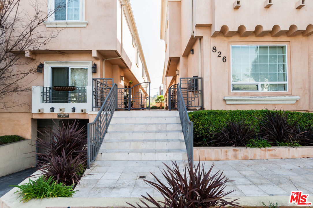 826 Main Street, Unit 6 El Segundo, CA 90245 - Photo 28 of 33 a view of a building with a porch