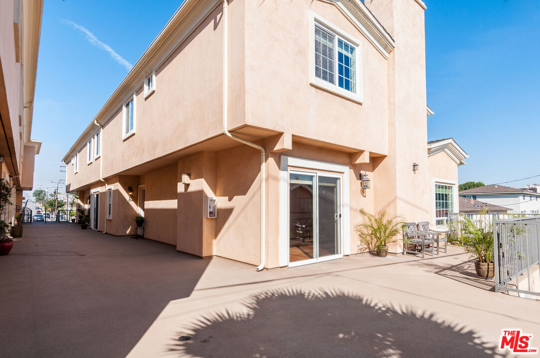 826 Main Street, Unit 6 El Segundo, CA 90245 - Photo 30 of 33 a view of a car park in front of house