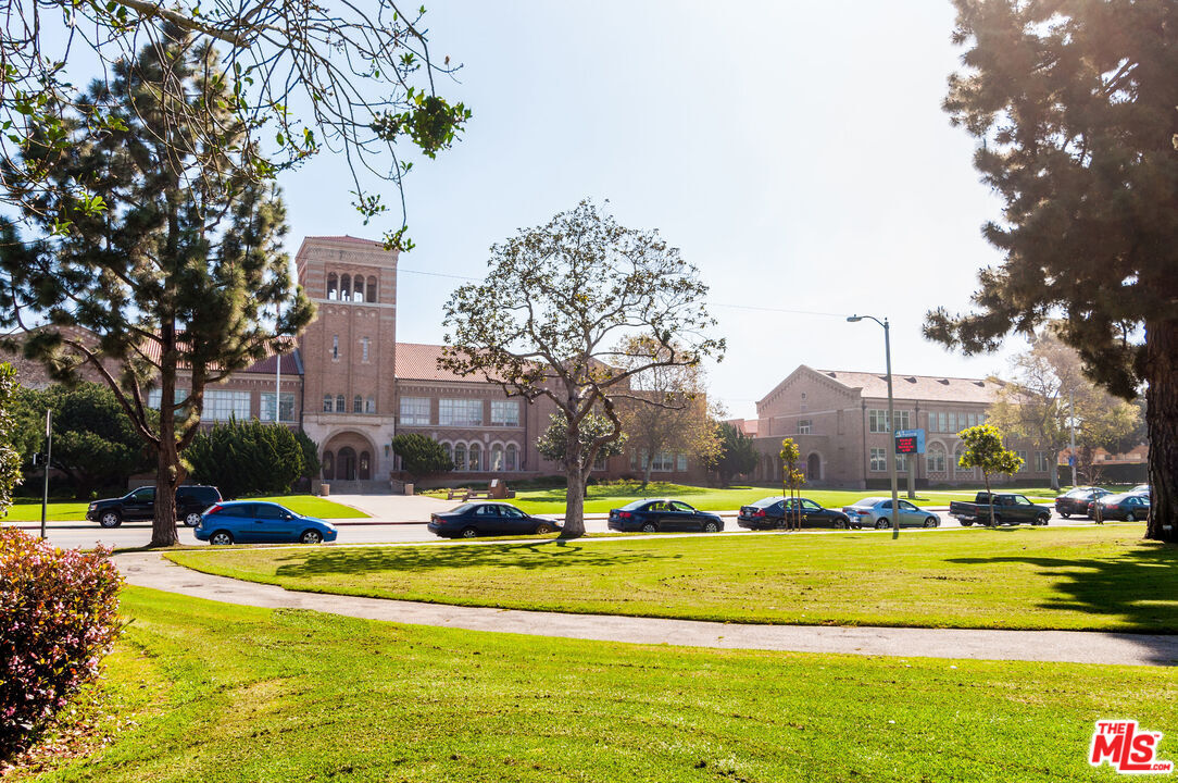 826 Main Street, Unit 6 El Segundo, CA 90245 - Photo 32 of 33 a building with trees in front of it