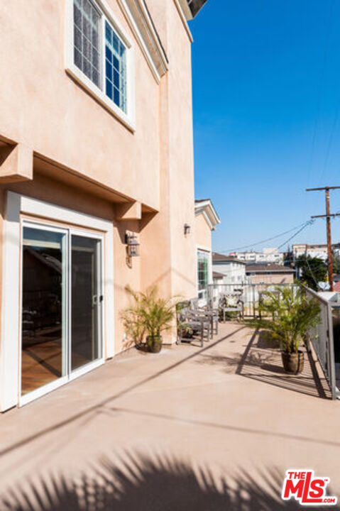 826 Main Street, Unit 6 El Segundo, CA 90245 - Photo 5 of 33 a view of a terrace with chairs