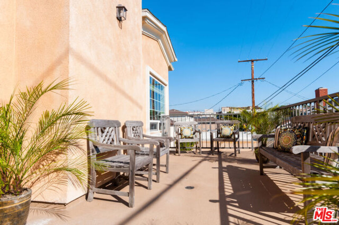 826 Main Street, Unit 6 El Segundo, CA 90245 - Photo 6 of 33 a view of a patio with a table and chairs
