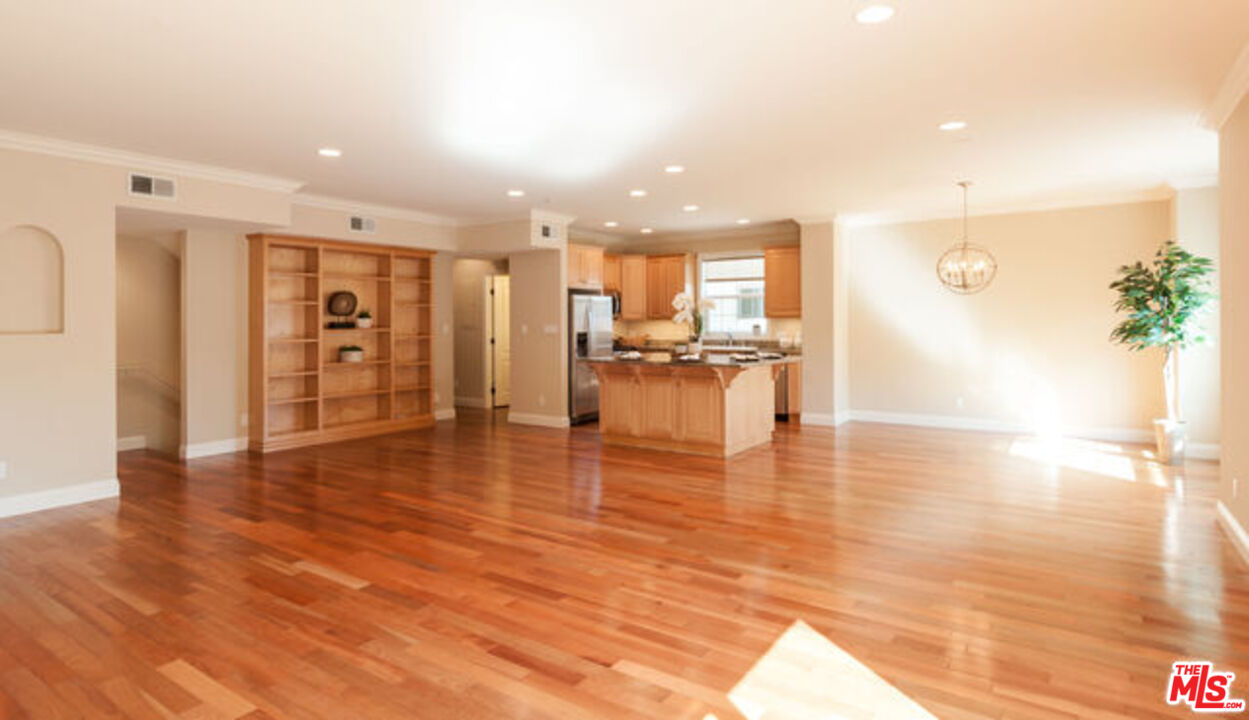 826 Main Street, Unit 6 El Segundo, CA 90245 - Photo 9 of 33 a view of a living room