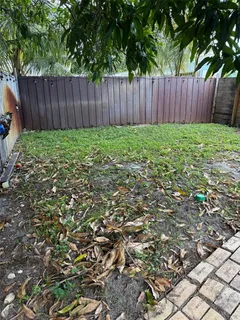 a view of a backyard