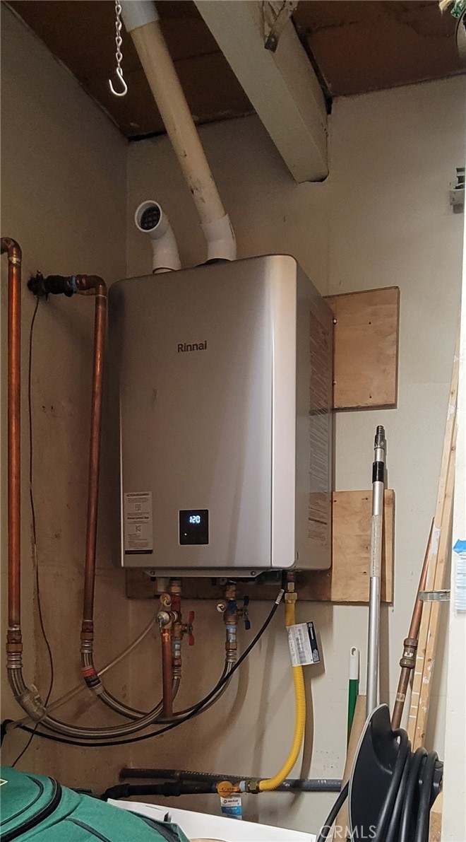 19221 Sherman Way, Unit 6 Reseda, CA 91335 - Photo 21 of 35 a bathroom with a shower