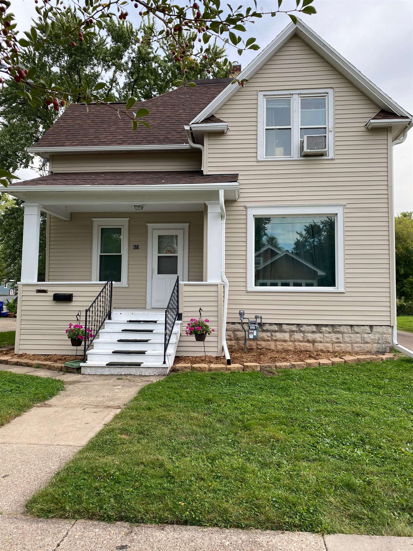 823 West Oklahoma Street Appleton, WI 54914 - Photo 1 of 12