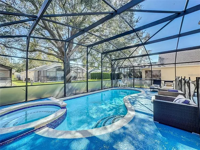 a view of a backyard