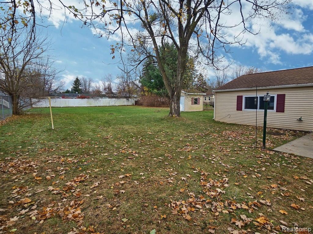 2321 West Thompson Road Fenton, MI 48430 - Photo 12 of 16