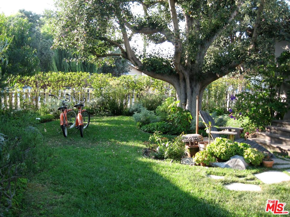 308 Windward Avenue Venice, CA 90291 - Photo 2 of 30 a childrens park with lots of green space and fountain