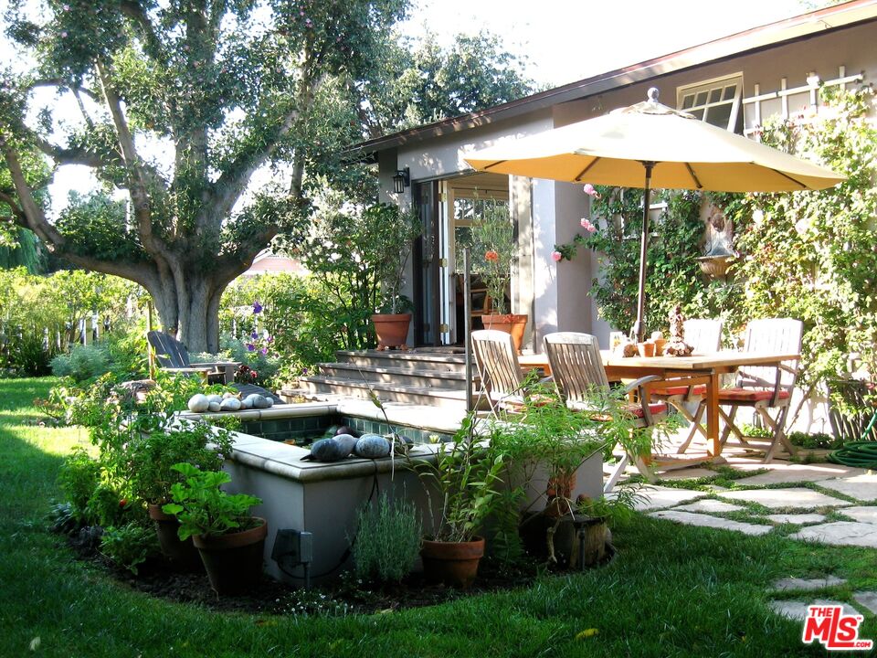 308 Windward Avenue Venice, CA 90291 - Photo 23 of 30 a view of a house with backyard sitting area and garden
