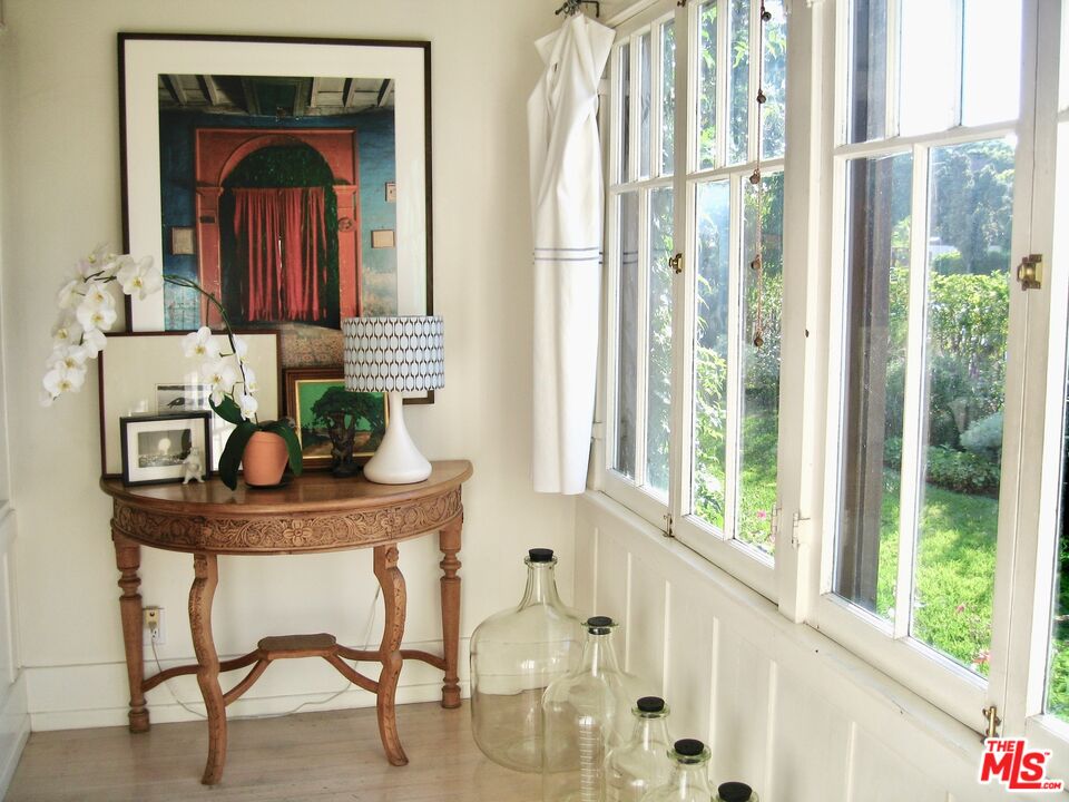 308 Windward Avenue Venice, CA 90291 - Photo 4 of 30 a dining room with furniture and window