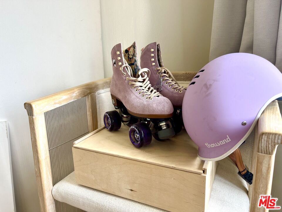 308 Windward Avenue Venice, CA 90291 - Photo 5 of 30 a view of a room with gym equipment