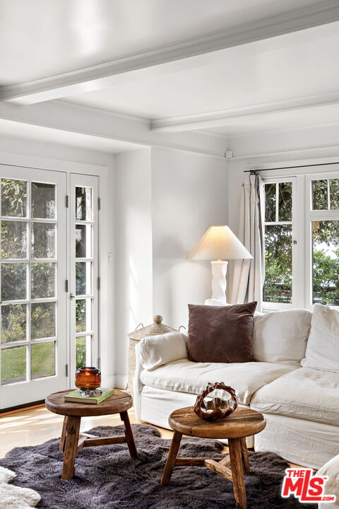 308 Windward Avenue Venice, CA 90291 - Photo 9 of 30 a living room with furniture and a large window