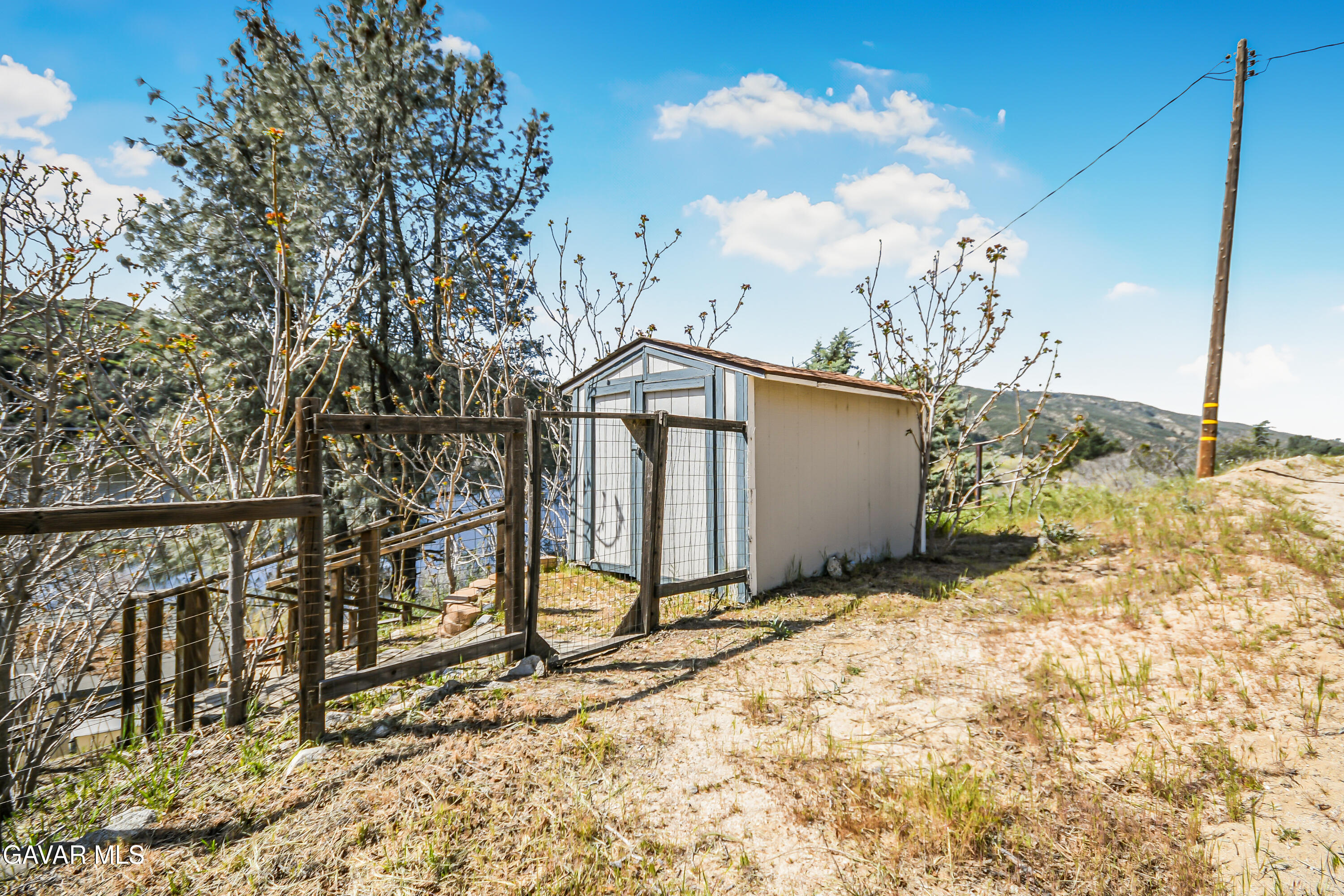 17743 Elizabeth Lake Road Lake Hughes, CA 93532 - Photo 25 of 33 a view of a backyard of the house