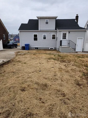 a view of a house with backyard and porch