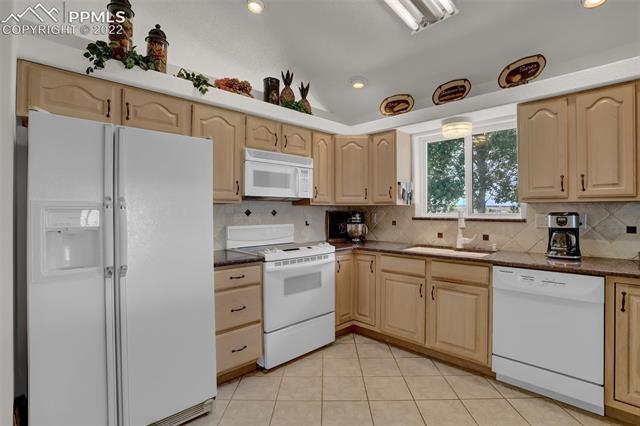 12425 Old Barn Road Elbert, CO 80106 - Photo 4 of 36 Spacious kitchen with birch cabinets!