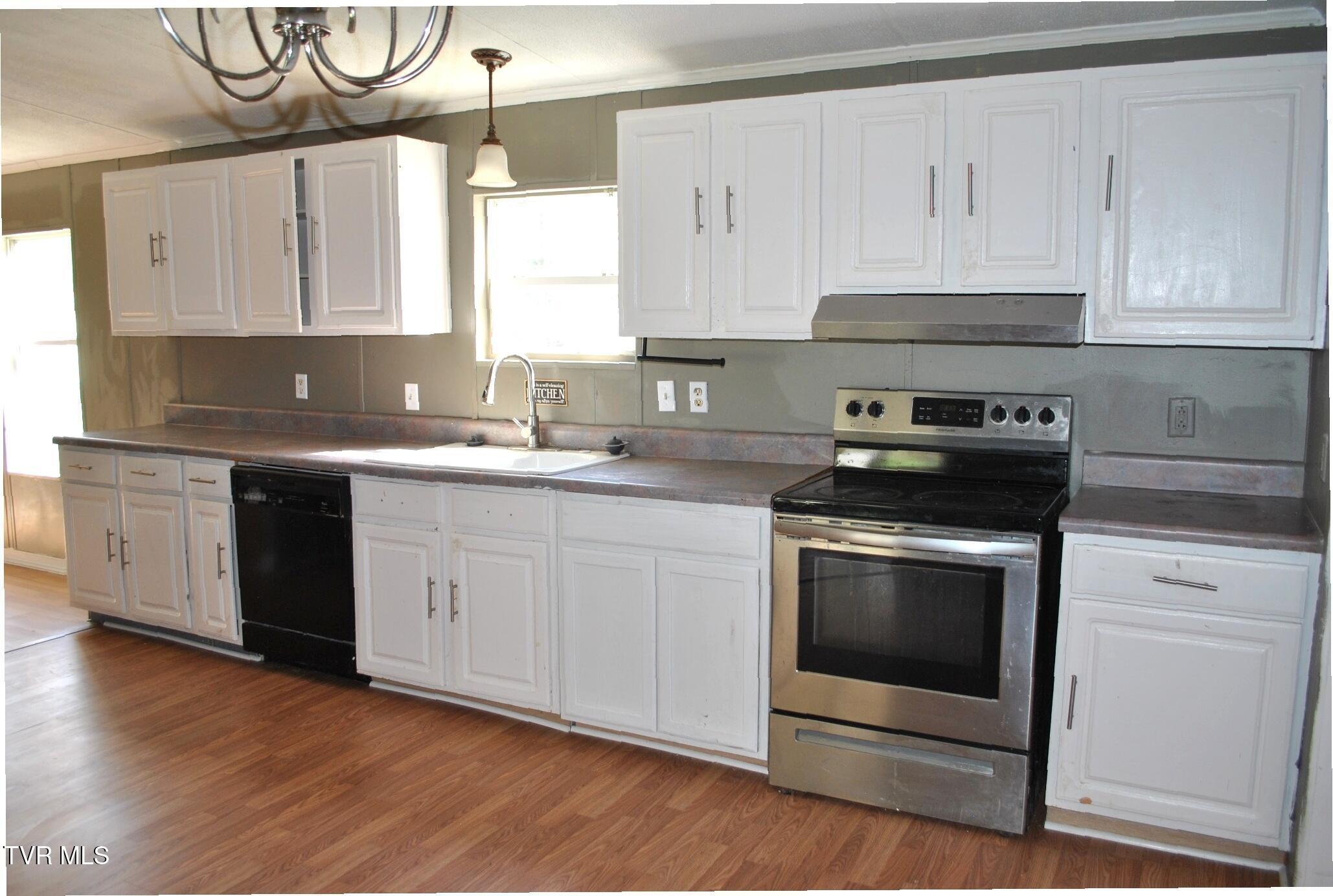242 Middle Creek Road Cedar Bluff, VA 24609 - Photo 16 of 28 Kitchen (1)