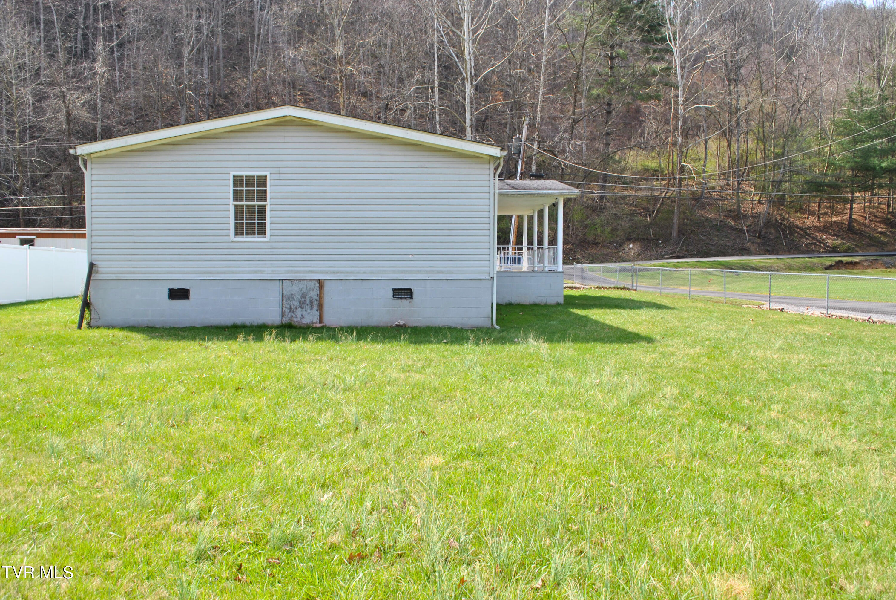 242 Middle Creek Road Cedar Bluff, VA 24609 - Photo 3 of 28 side-view-3