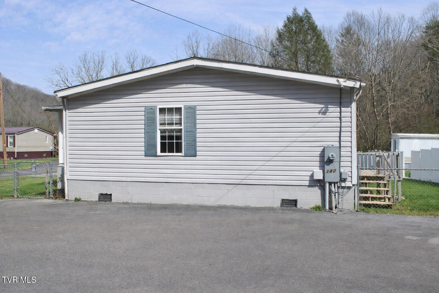 242 Middle Creek Road Cedar Bluff, VA 24609 - Photo 4 of 28 Side-View