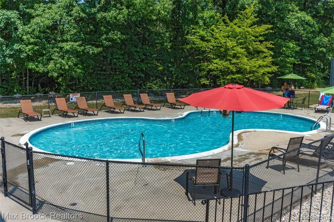 1814 Streamedge Court Rochester, MI 48309 - Photo 29 of 44 1814_Streamedge_STEPS TO IN GROUND POOL