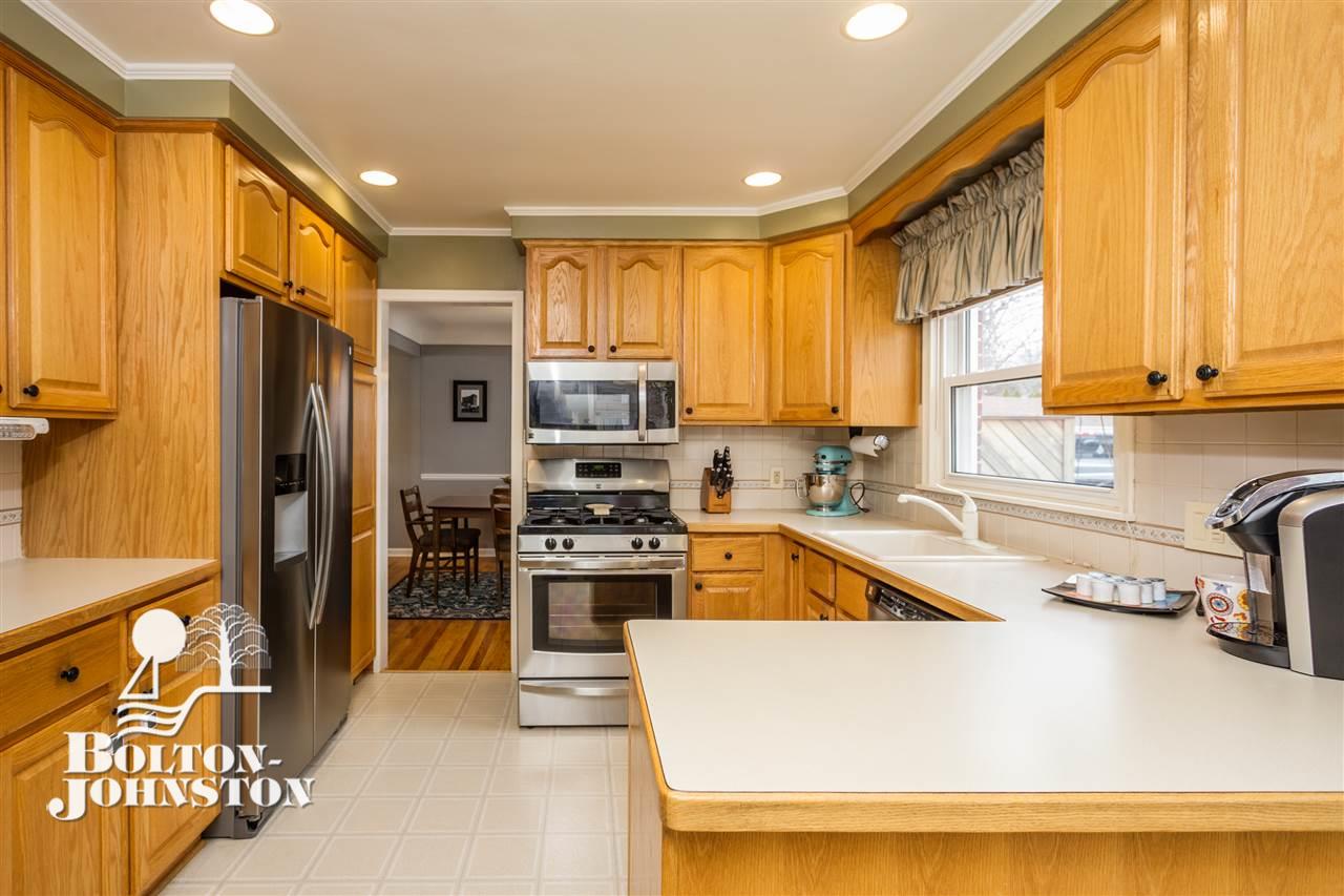 1718 Newcastle Road Grosse Pointe, MI 48236 - Photo 10 of 39 31343713-9.JPG