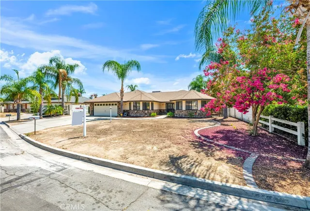 a view of houses with yard