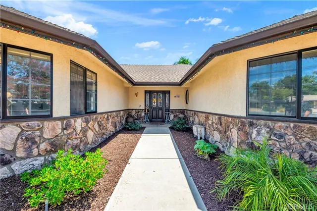 a view of a pathway with a pathway