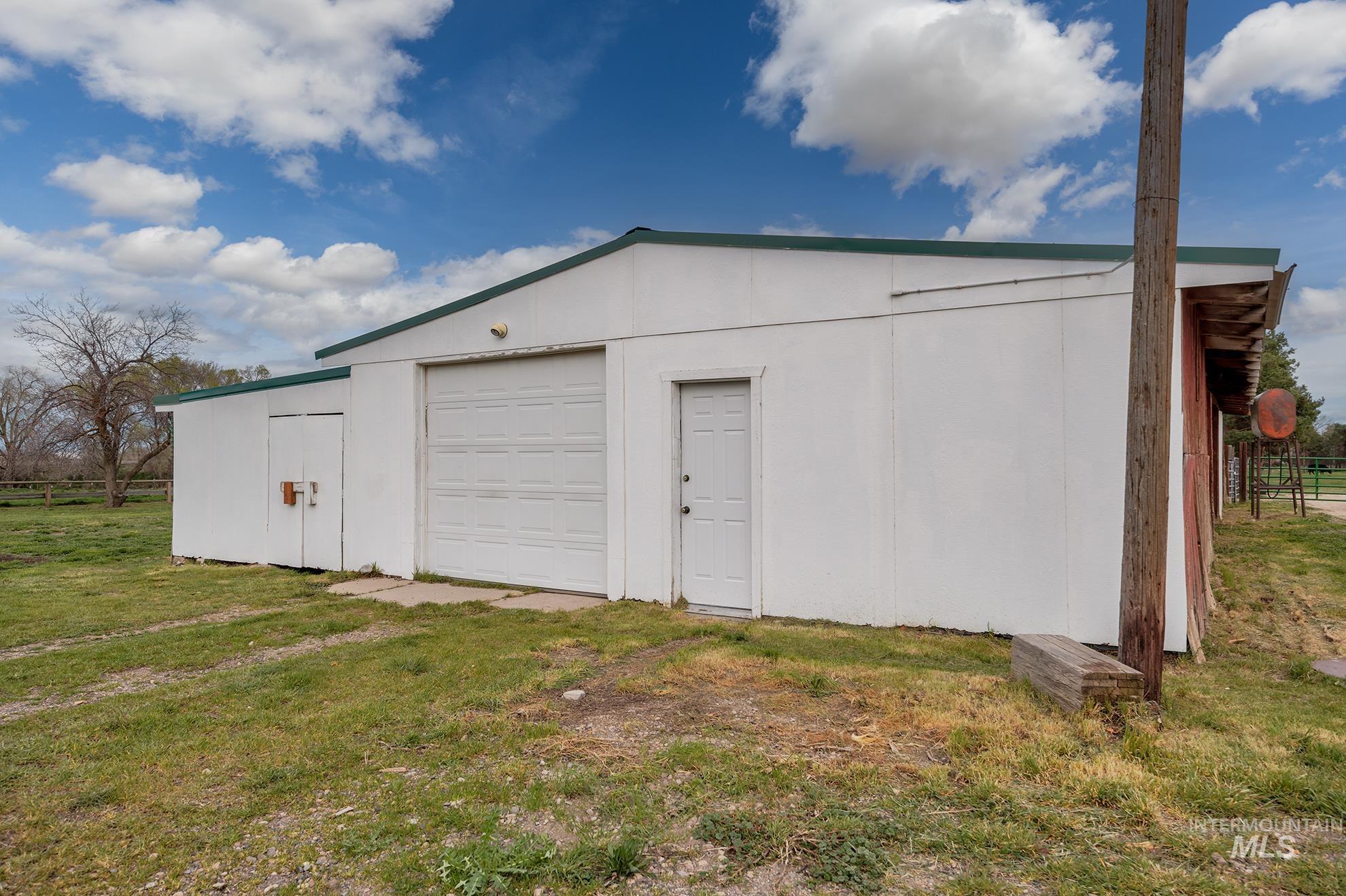 4484 Community Road Ontario, OR 97914 - Photo 17 of 35 View of garage