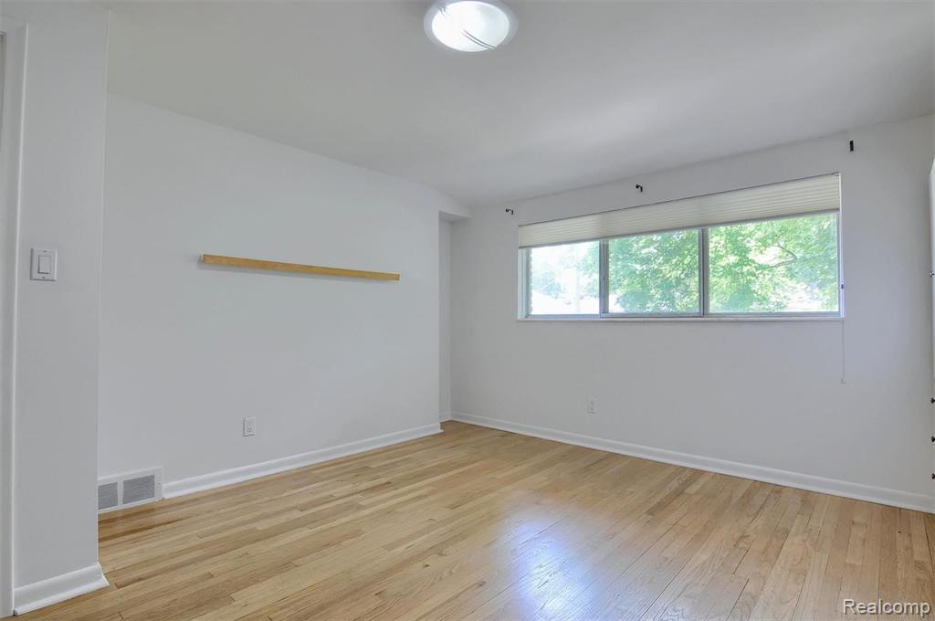 26117 York Road Huntington Woods, MI 48070 - Photo 20 of 32