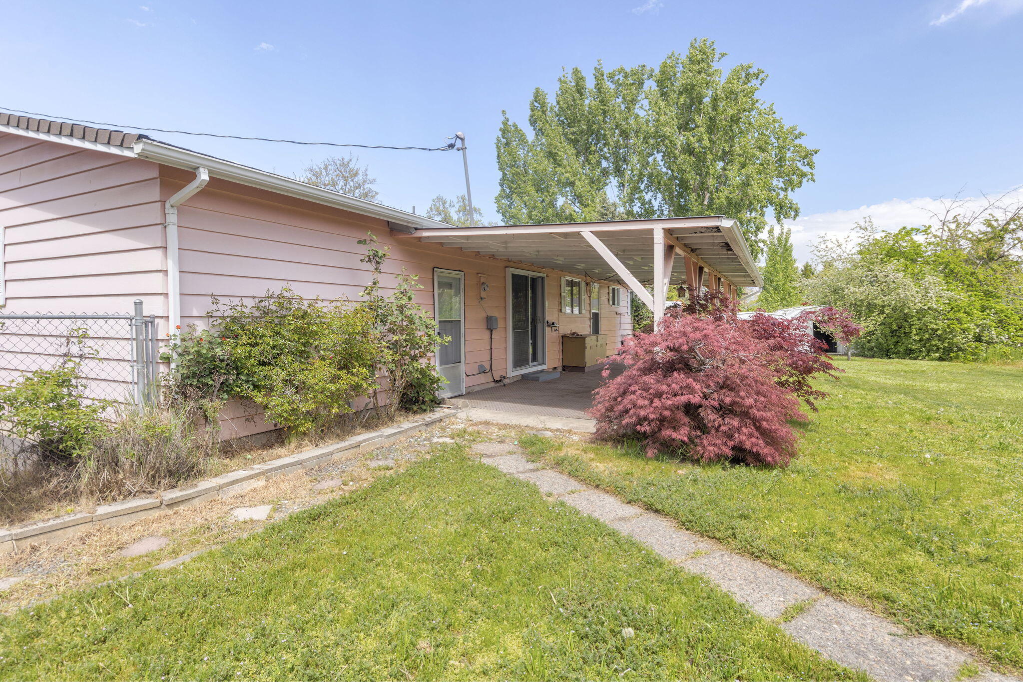 207 Holiday Lane Central Point, OR 97502 - Photo 24 of 38 Back Patio