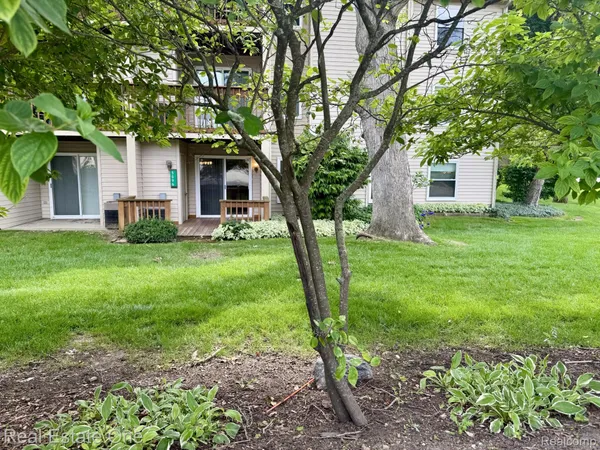 $170,000 | 5096 Harbor Oak Drive, Unit 31, Waterford, MI 48329