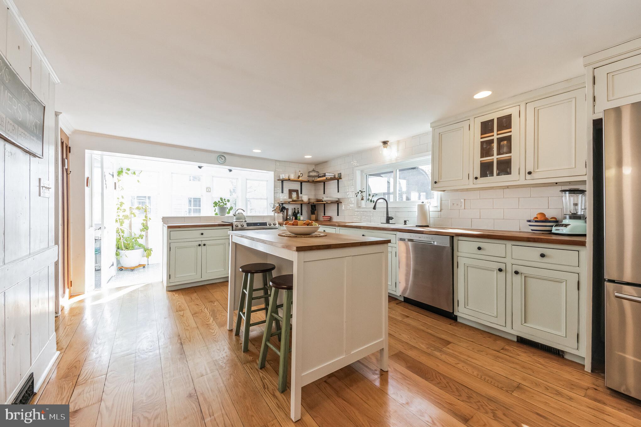1824 Forest Grove Road Furlong, PA 18925 - Photo 10 of 29 Island seating
