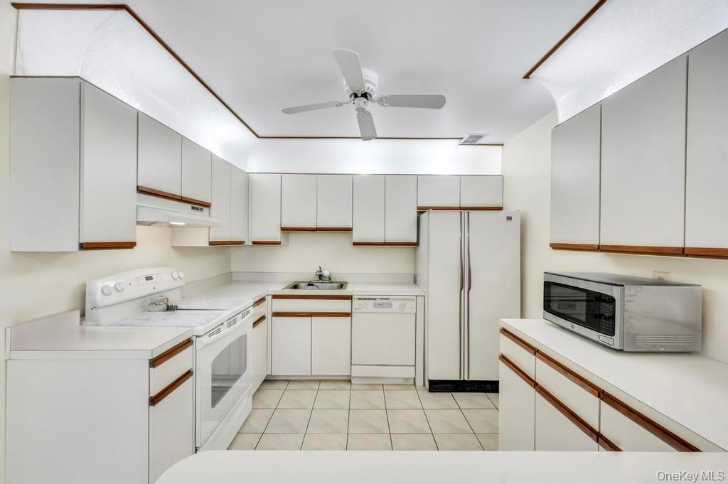 113 Birchwood Road Coram, NY 11727 - Photo 12 of 29