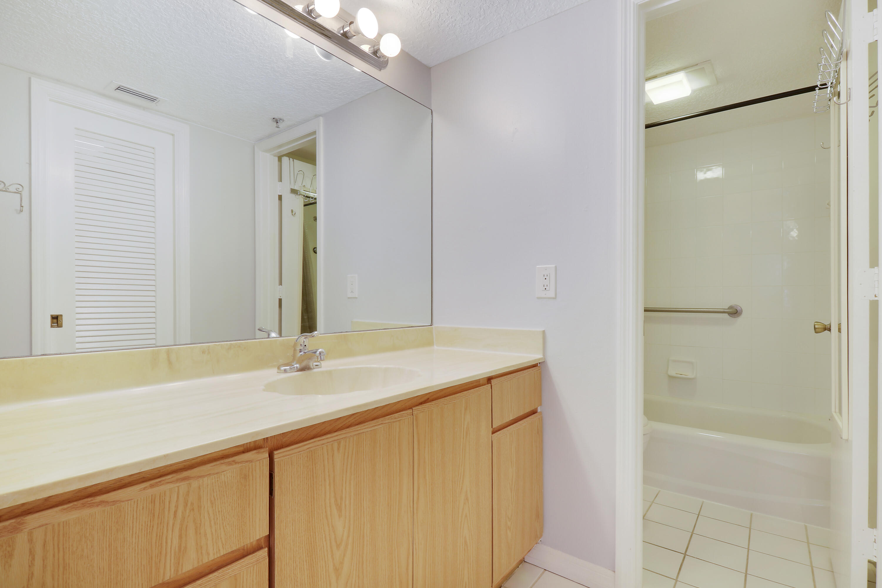 950 South Kanner Highway, Unit E2 Stuart, FL 34994 - Photo 21 of 37 Master Suite Bathroom