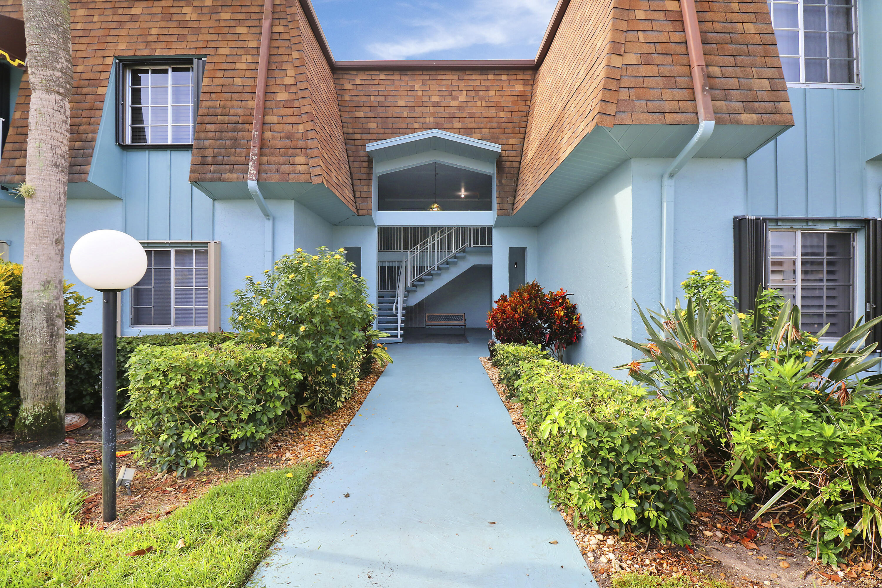 950 South Kanner Highway, Unit E2 Stuart, FL 34994 - Photo 3 of 37 950 S Kanner Hwy E2