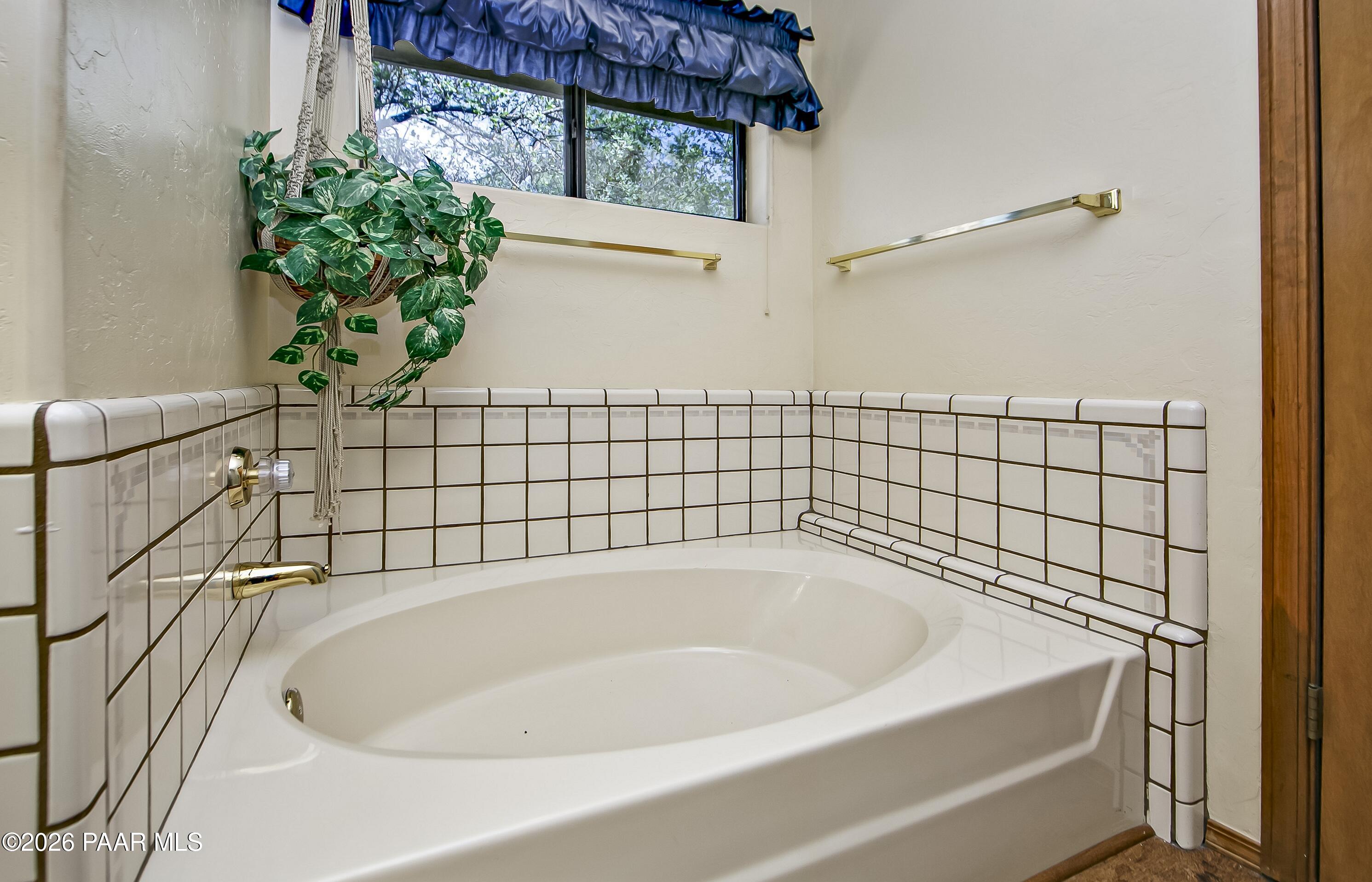 305 Ridge Court Prescott, AZ 86303 - Photo 14 of 35 a bathroom with a bathtub