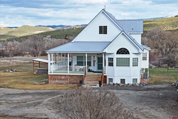 a view of house with a yard