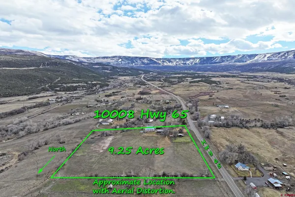 a view of a pathway with a yard