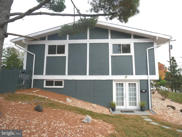 a view of a house with a backyard