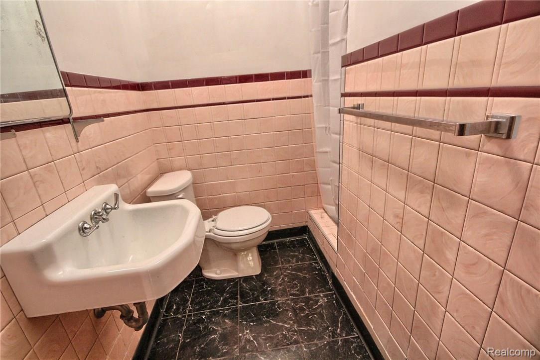 961 Trombley Road Grosse Pointe, MI 48230 - Photo 14 of 31 Finished_Lower_Level_Bathroom.jpg